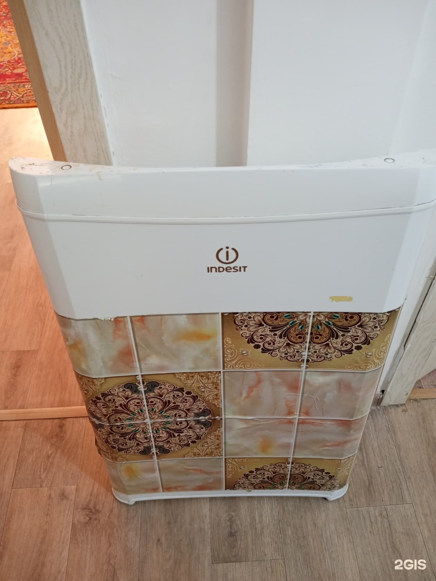 Холодильник Indesit во время ремонта