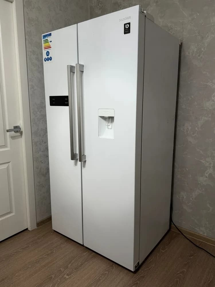 Установленный двухдверный холодильник